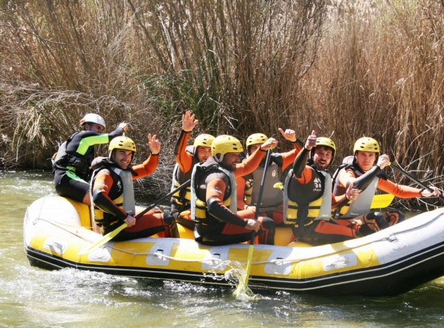 Compartiendo balsa de rafting en grupo